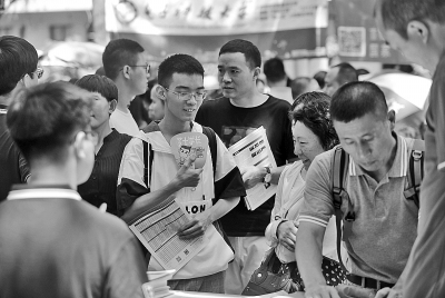 高校招生咨詢熱潮涌，中高考志愿填報(bào)咨詢成焦點(diǎn)